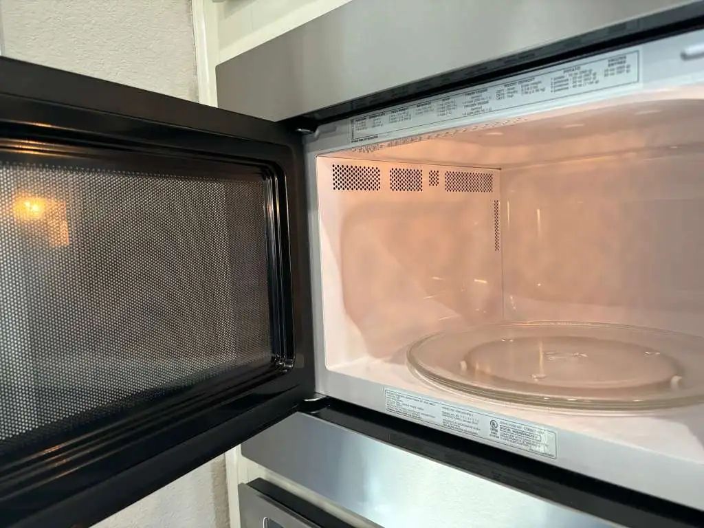 Clean microwave interior