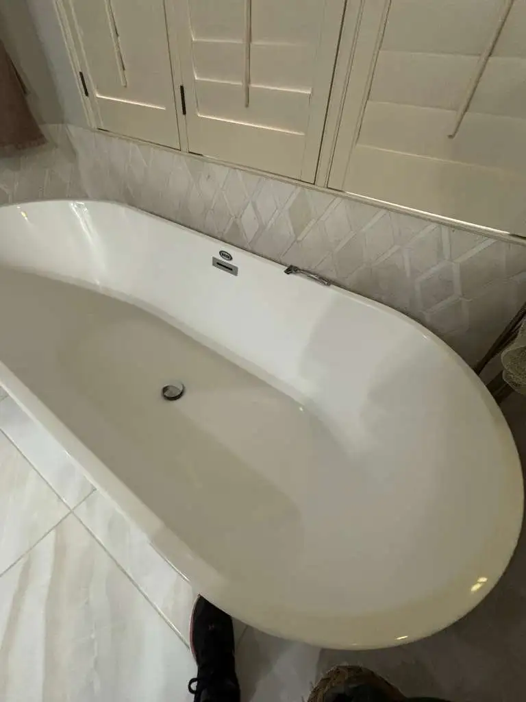 Clean bathtub